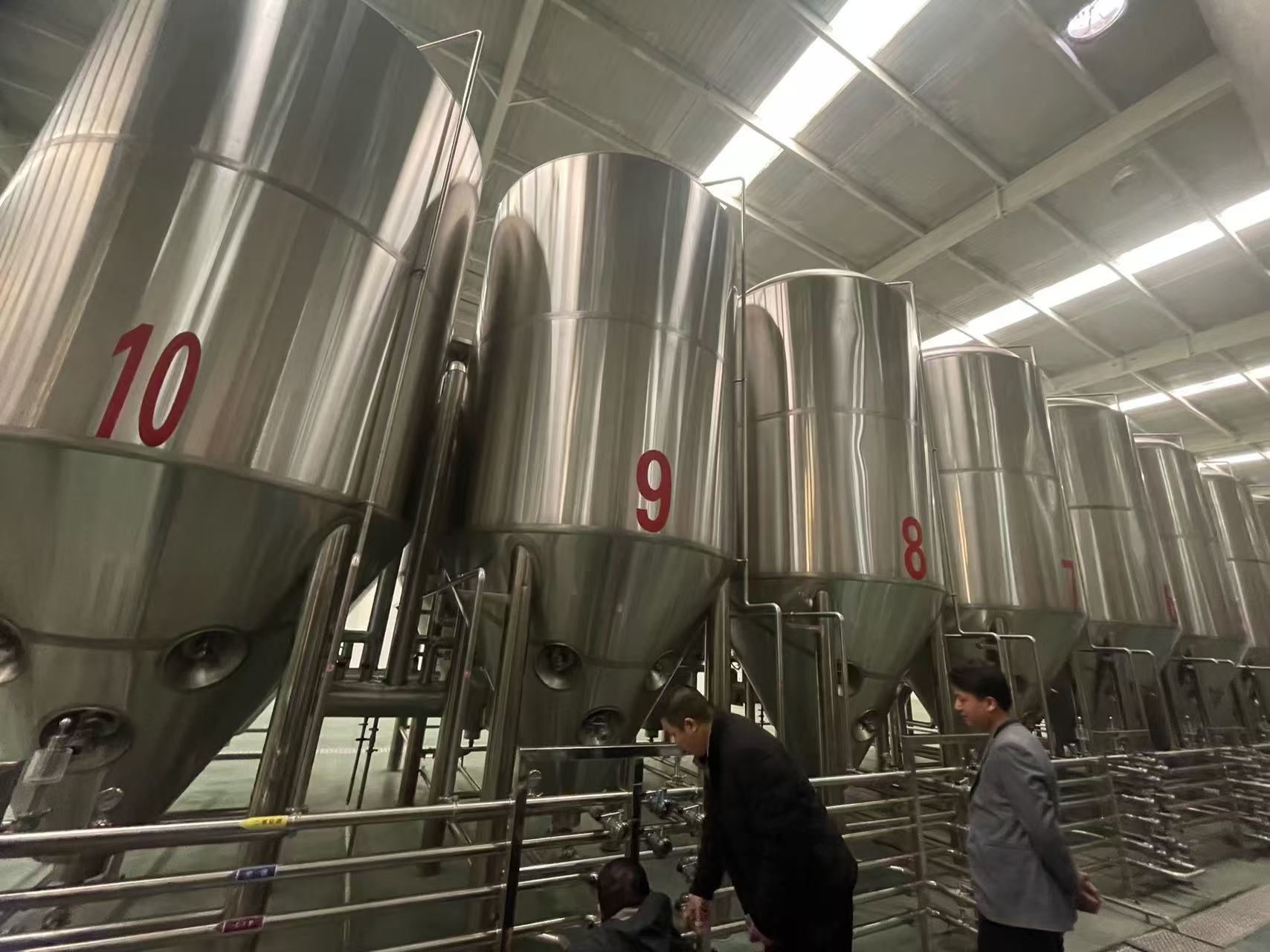 福海精酿啤酒设备厂—平面布置、设备设计、制造、调试、培训等一条龙服务